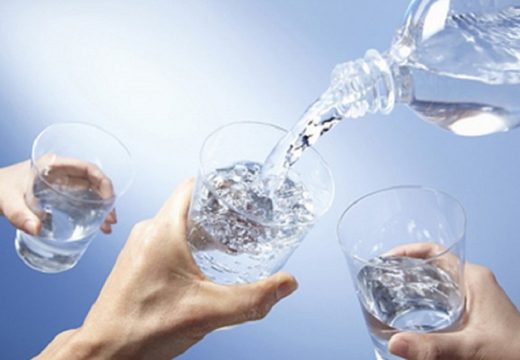 Uống mỗi ngày 8 cốc nước để duy trì một sức khỏe tốt