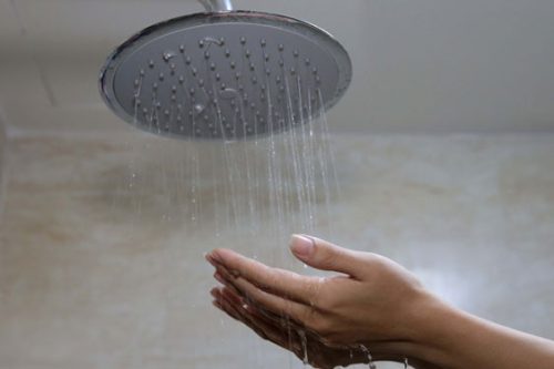 Một trong những nguyên nhân chính gây cảm lạnh sau khi tắm là tiếp xúc với nước lạnh